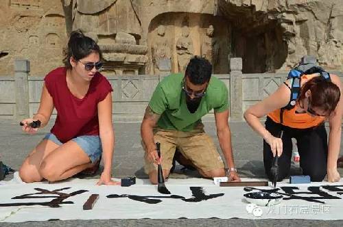 Overseas students learn calligraphy at Longmen Grottoes