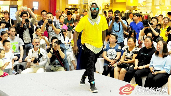 Overseas students host eco-friendly fashion show