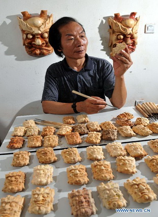 Pioneer in mask making of Nuo dance