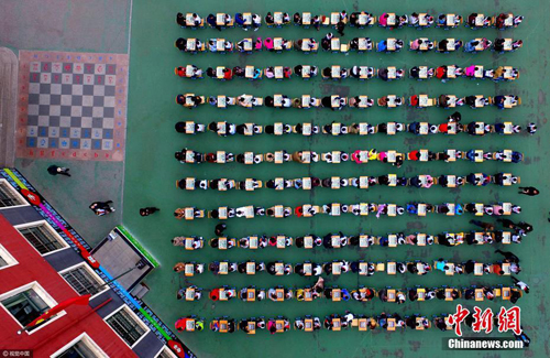 Shenyang students and parents play chess