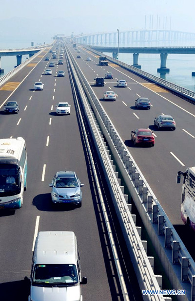 Vehicles run smoothly on Jiaozhou Bay Bridge