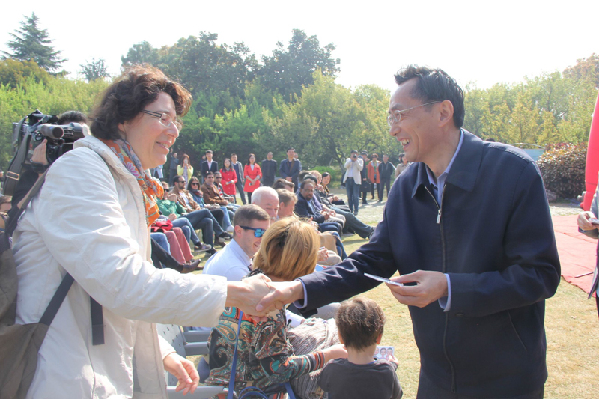 Hefei invites foreign experts to botanic garden for spring tour