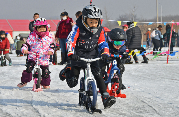 Snow sports competition held in Yantai