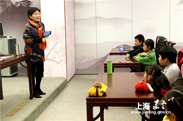 Students enjoy Chinese folk art lessons in Jiading