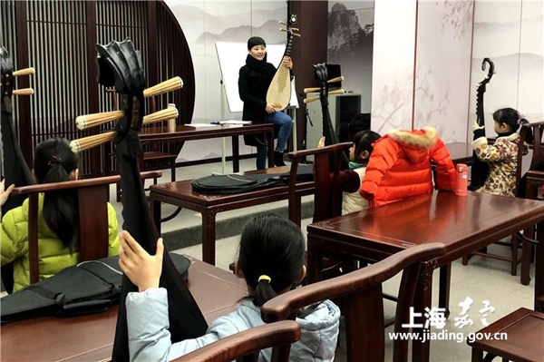 Students enjoy Chinese folk art lessons in Jiading