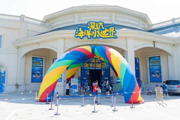 Shanghai's largest indoor water park a summer paradise