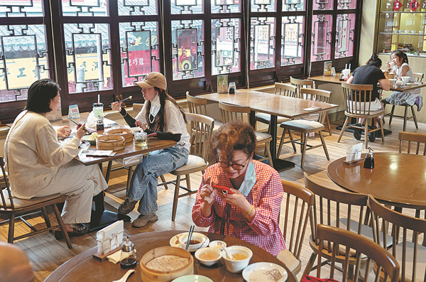 Shanghai diners savor resumption of service