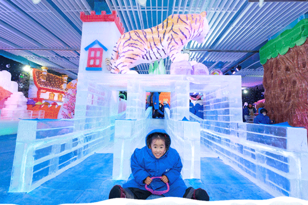 Enjoy Ice and Snow World at Shanghai Sheshan Resort