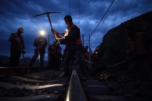 Datong-Qinhuangdao Railway under maintenance