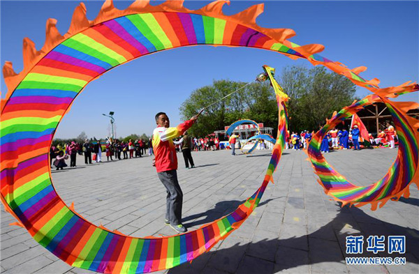 Diabolo activity held at Guanque Pavilion scenic spot