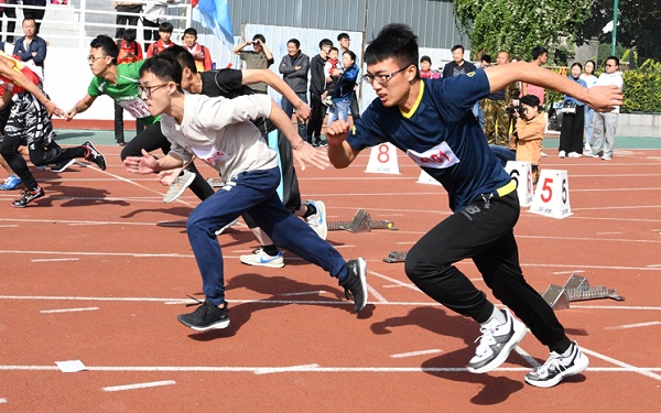 SXU students compete in track and field events