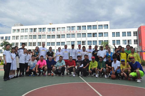 American basketball coaches visit Chinese pupils