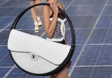 Chanel hula-hoop bag<BR>香奈兒潮包神似呼啦圈