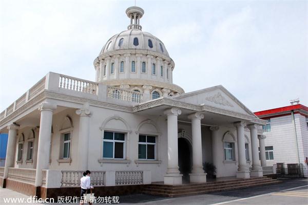 Luxurious public toilets fail to meet public need