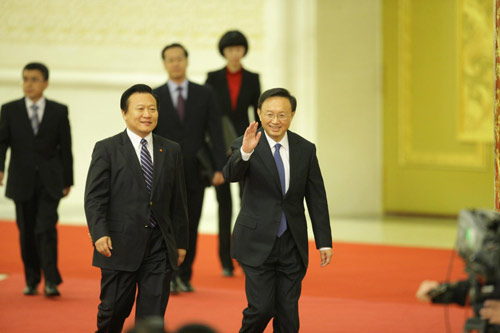 Chinese FM meets reporters in Beijing