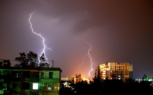 Thunderstorm hits SW China, failing to ease drought