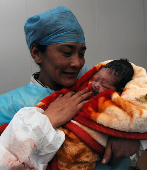 Baby born in tent after quake