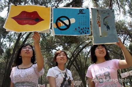 Volunteers promote World No Tobacco Day in E China