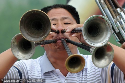 Farmer displays stunt with horns