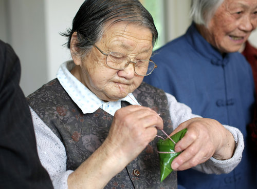 Octogenarians show off their zongzi skills