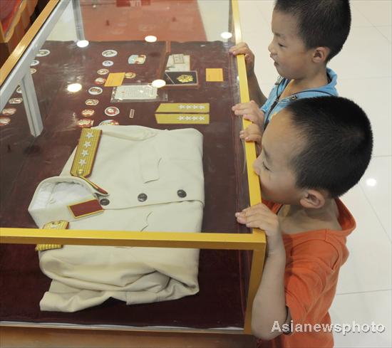 Military uniforms, decorations exhibited in SW China