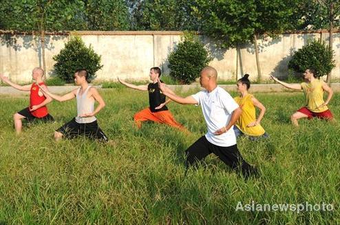 Foreign students learn kung fu at Shaolin