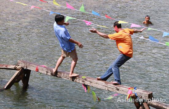 Traditional game of bridge crossing in Guangxi