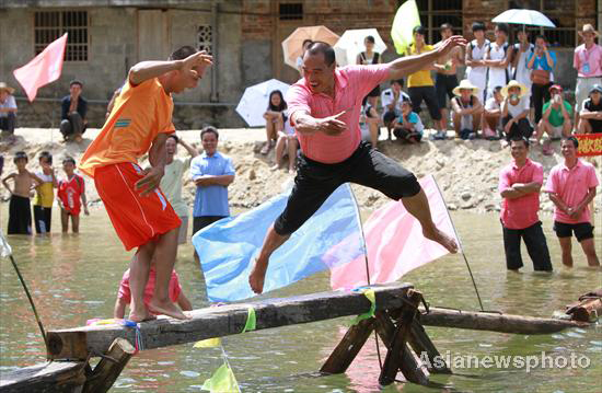 Traditional game of bridge crossing in Guangxi