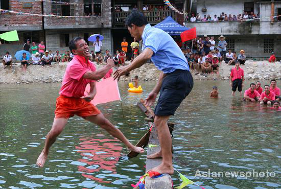 Traditional game of bridge crossing in Guangxi