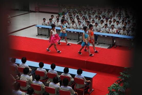 Inmates present low-carbon fashion show