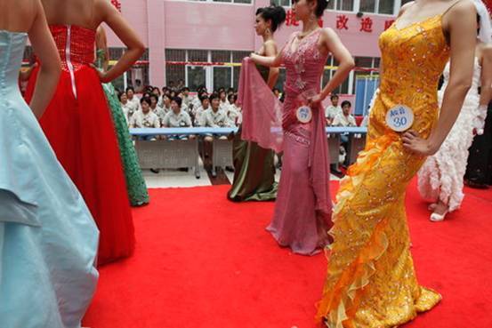 Inmates present low-carbon fashion show