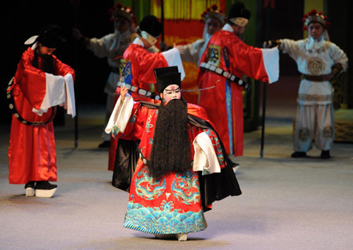 Students fond of Peking Opera