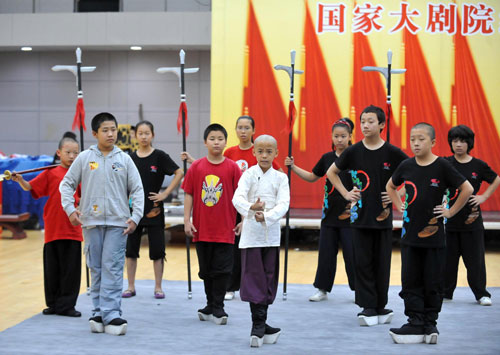 Students fond of Peking Opera