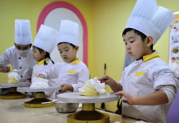 Children enjoy sweet holiday in NE China