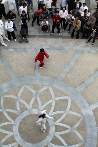 Tai Chi masters the crowds in Wuhan