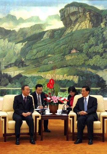 Hu meets UN chief in Beijing