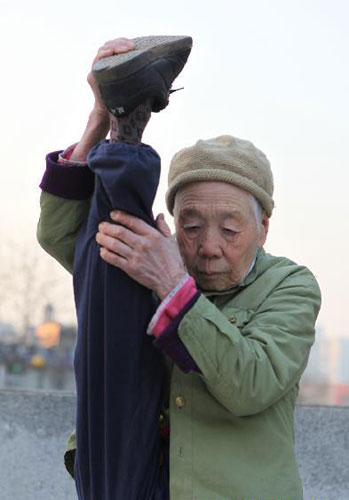 Chinese octogenarian exercises flexibly