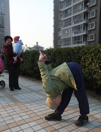 Chinese octogenarian exercises flexibly