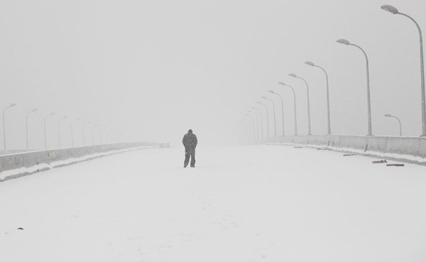 Snow disrupts transport across Shanghai