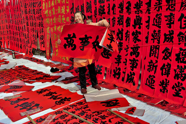 A sea of red fills Spring Festival markets