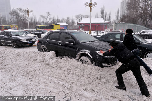 Snowstorm hits NW China's Xinjiang