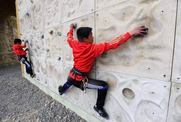 Young Tibetans trained to be mountaineering guide