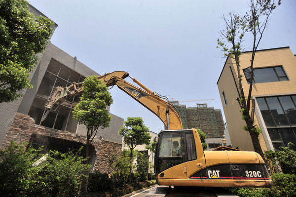 Luxury villa extensions demolished in Wuhan