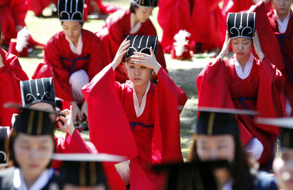 Graduates wear traditional costumes in Seoul