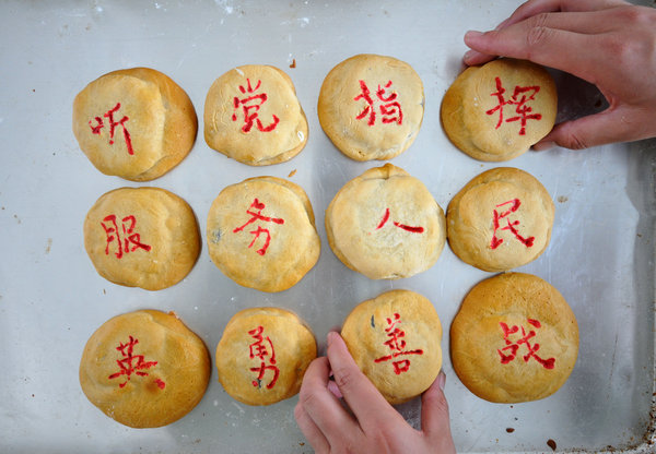 Soldiers prepare homemade mooncakes