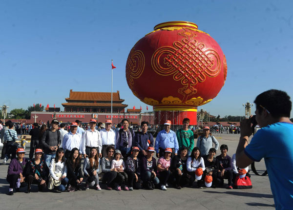 Giant lantern adorns Tian'anmen Square