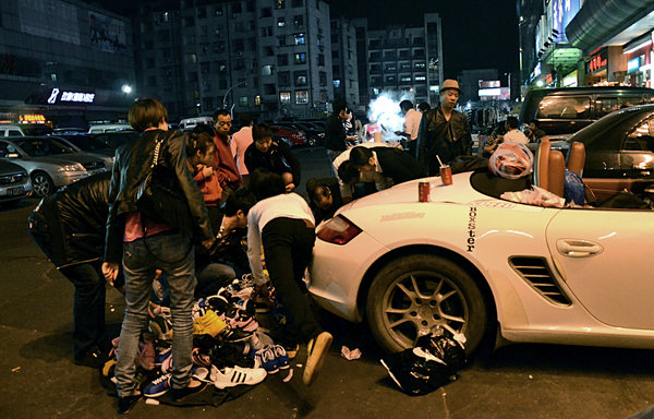 The Porsche driving street vendor