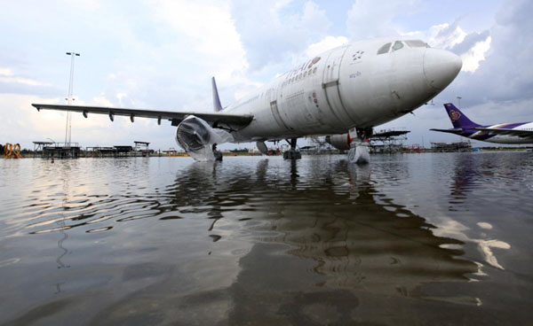 Floodwater reaches Bangkok's airport