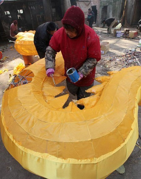 People prepare lanterns for New Year in E China