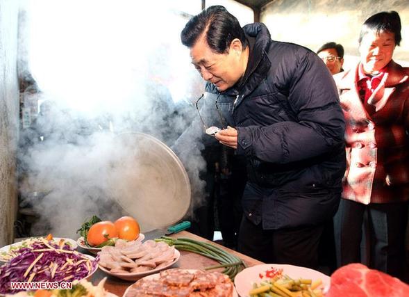 President Hu joins public to celebrate New Year